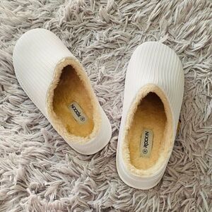 ROCKIN Women's Puffy Slippers White With Wool Lining authentic Size M New